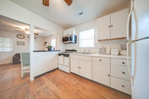 Charming Cottage w/Yard < 1 Mi to Lake Erie! in Geneva