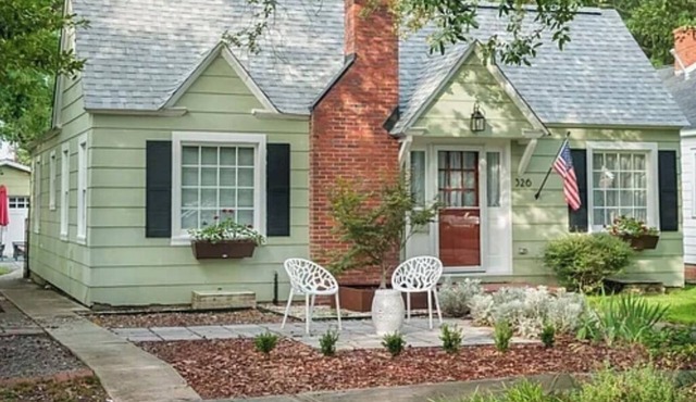 Charming Georgetown bungalow within walking distance to downtown & boat access in Georgetown