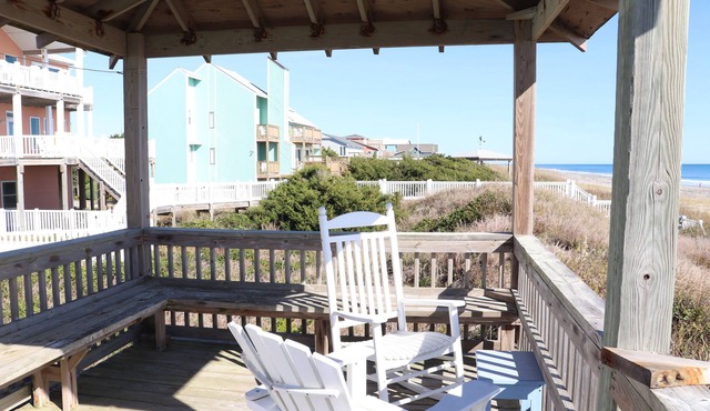 Classic Emerald Isle Oceanfront Beach Home in Emerald Isle