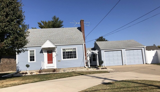 Comfortable and convenient 2 bedroom home with an office and off-street parking in Dubuque