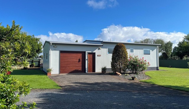 Cosy cottage in peaceful garden setting - just a minute's walk to Lake Rotorua in Ngongotaha