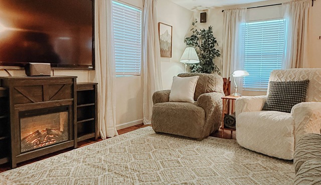 Cozy 4bd Home w/3 King Beds + EV Charger + Trailer Parking in Redding