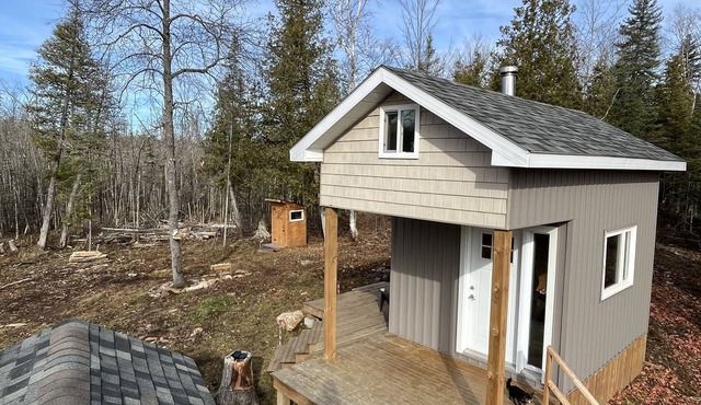 Cozy bunkie on private land in Kawarthas in Woodview