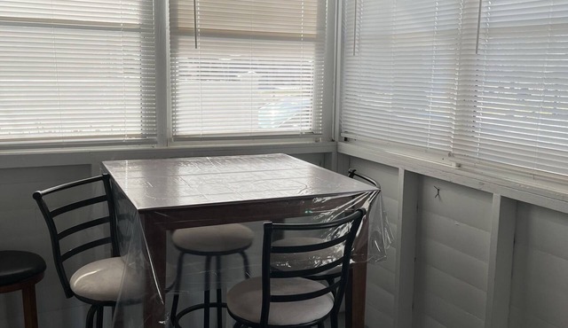 Cute, clean, cozy and pet friendly cottage that is 10 minute walk to the strip. in Geneva