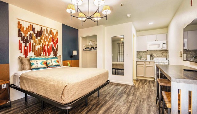 Desert Studio | Fast WiFi, Gym & Kitchen in Tolleson