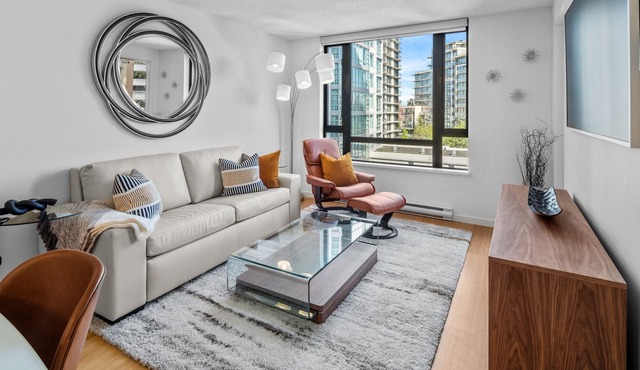 Elegant 1 bed condo located downtown, free parking in Victoria