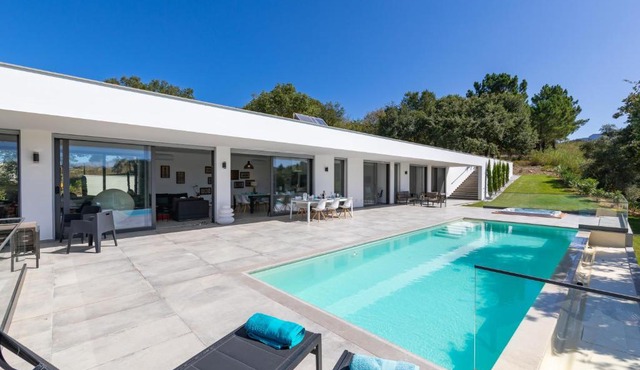 Elegant Villa with infinity pool & hot tub in Óbidos
