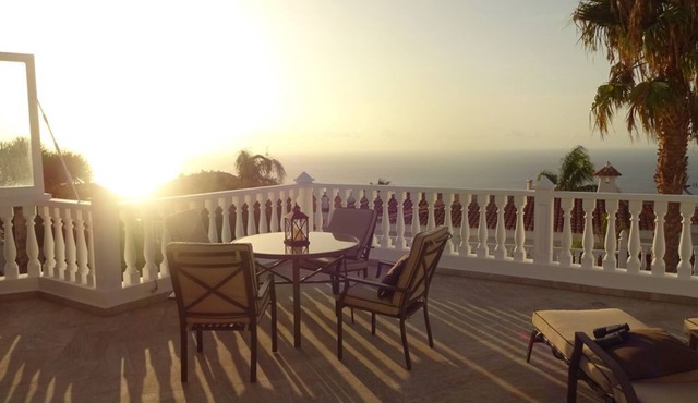 Enjoy life away from mass tourism with a fantastic sea view! in Candelaria