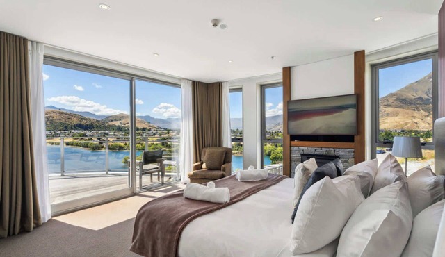 Five Star Luxury Kawarau Penthouse! in Kawarau Falls