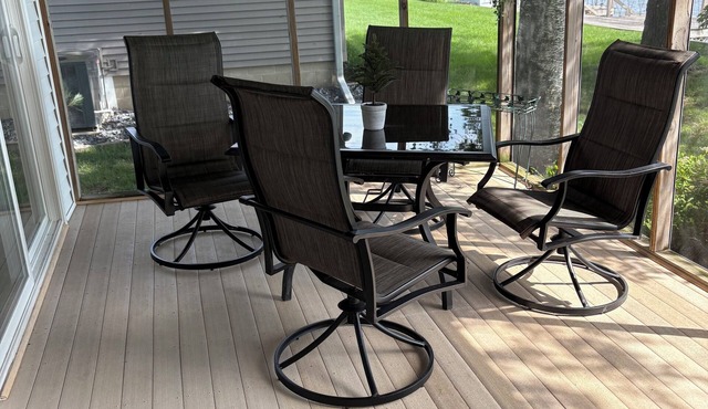 Fresh and Modern Lakefront Cottage minutes from the Little Brown Church in Nashua