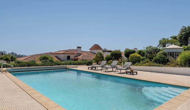 HostWise - Modern Comfort & Shared Pool in Paredes in Vandoma