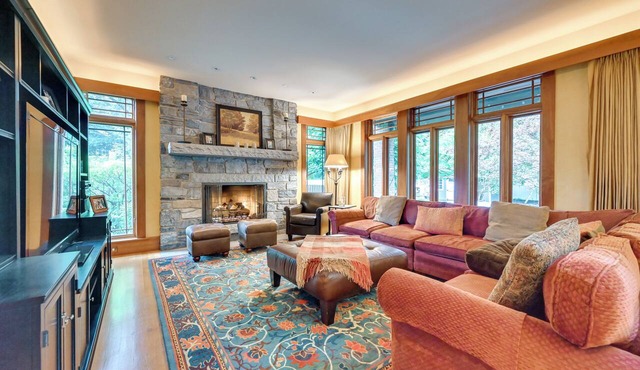 Hot Tub, Gym, Game Room! Luxe Estate in Longmeadow in Longmeadow