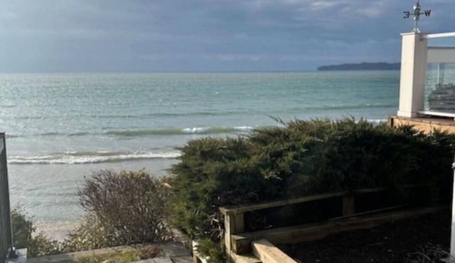 IN THE MOMENT Luxury Beachfront Paradise, with private beach access, BBQ, AC in Crystal Beach