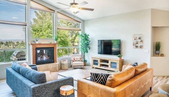King Sized Retreat w/Hot tub, Peloton, Views - Close to Sedona! in Cottonwood