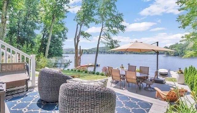 Lakeside Haven, Tranquil Waters in Holland