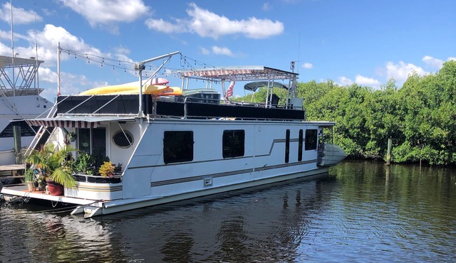Luxurious floating condo ! very private with great river views in Fort Myers