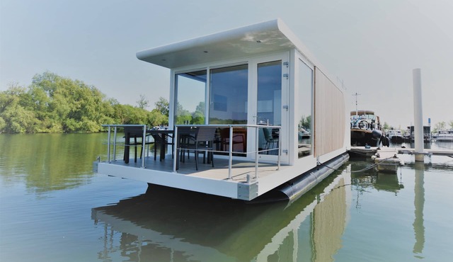 Luxury houseboat with panoramic view. Beautiful location and close to the city of Maastricht. in Maastricht
