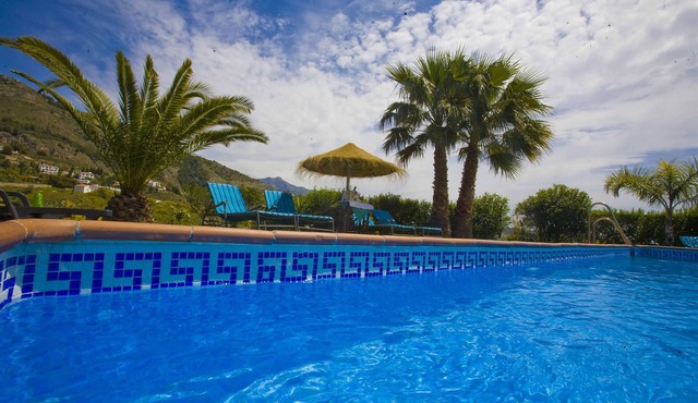 Luxury Villa 7 minutes from the beach.Pool, sea view , wifi,ping-pong in Frigiliana
