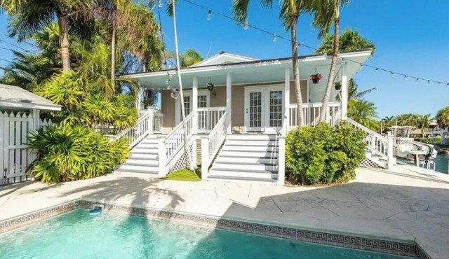 Luxury Waterfront Escape. Pool, Dock & 10 Minutes to Key West in Key West