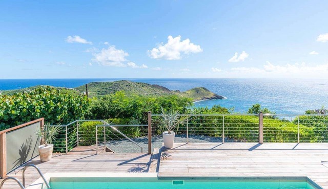 Magnifica- Spacious & modern, splendid ocean views, short drive to beach & shops in Vitet