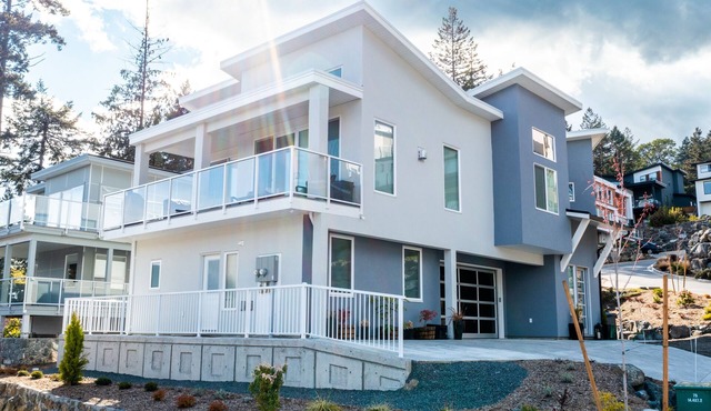 Modern 1-bedroom self contained suite w/Full Kitchen and Air Conditioning in Victoria