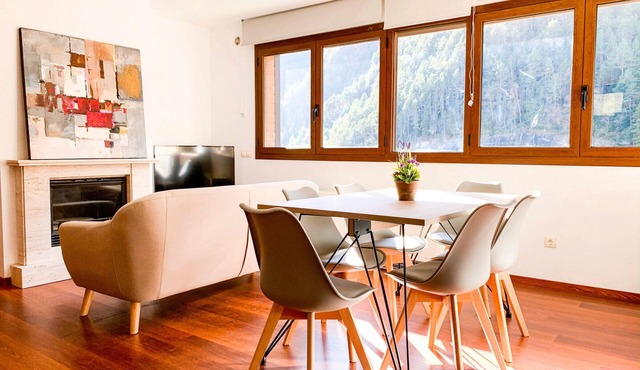 Modern Apartment, 5 ppl, 2 Bedrooms, Includes Parking in Arinsal