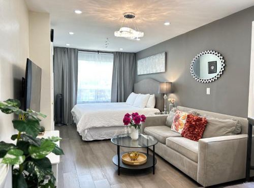Modern Lux Family Rooms - KingBed - Near Sheppard W Station Toronto in Toronto