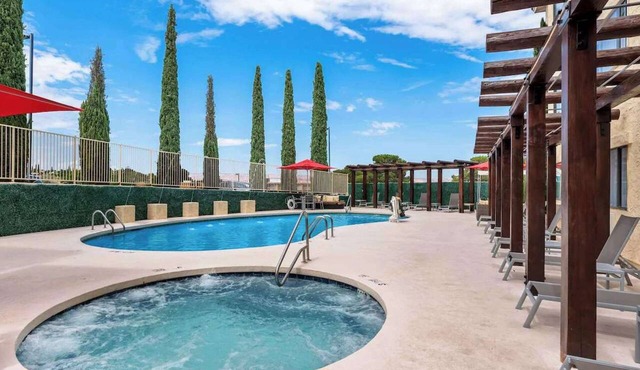 Near Glen Canyon Dam + Free Breakfast. Pool. Gym. in Page
