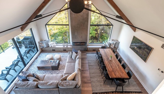 NEW! Chalet Arendelle | 5 Bedrooms | Private Hot Tub | Secluded Luxury Chalet in La Conception