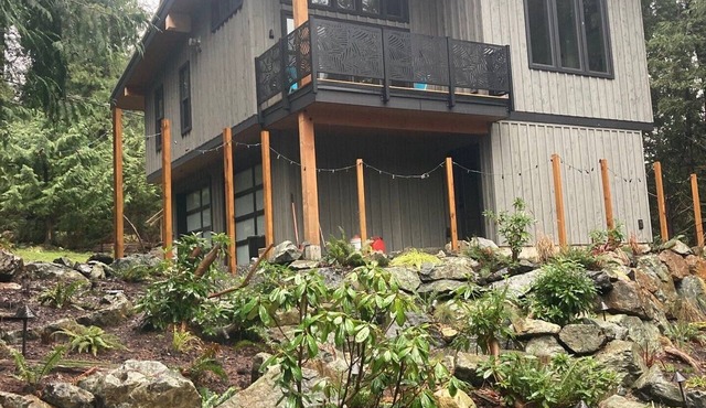 New modern coach house on Killarney Lake, five minute drive from the ferry. in Bowen Island