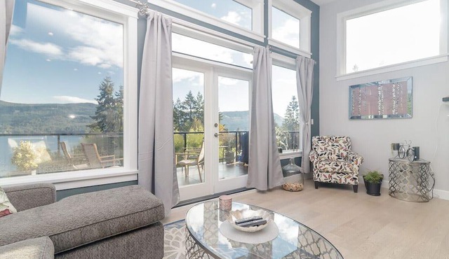One Bedroom Ocean View home-5 min from beach in Cowichan Bay