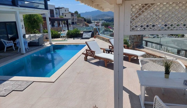 Panoramic view - modern apartment with large private pool area, beach 1km in Bodrum - Peksimet