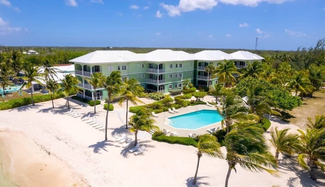 Penthouse 2 Bd/Bth Beachfront Condo w/Heated Pool in North Side