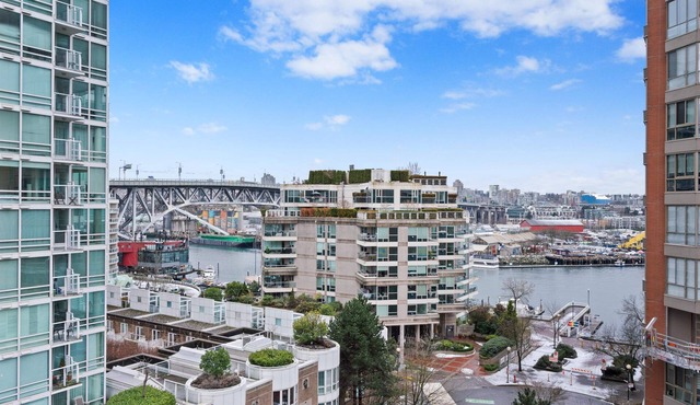 Penthouse suite w/jacuzzi on Seawall w/views in Vancouver