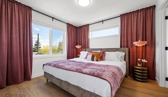 Pretty in Pink | Hot Tub | 10 min to WEM | KingBed in Edmonton