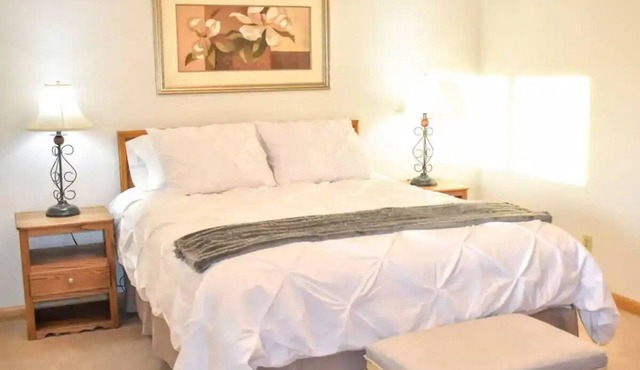 Private Apt w/Washer/Dryer-Parking-Kitchen in Eagle Grove
