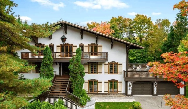 Private Pool, Hot Tub, Sauna & Lake Manor sleep 28 in Sainte-Agathe-des-Monts