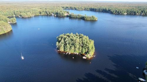 Private Island, 5 Homes, 2 HotTub, Boat -Sleeps 17 in Greig