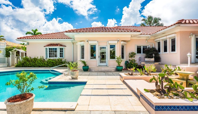 Private Luxury Waterfront Villa with Pool in West Bay