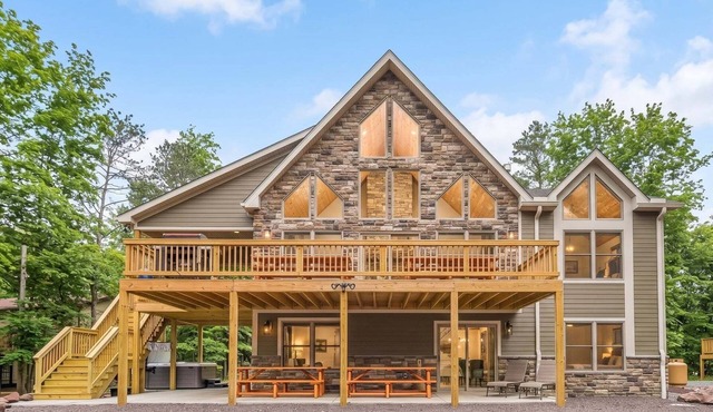 Rainier by PMR, 8BR, Elevator, Outdoor Fireplace, Double Kitchen, Sleeps 26 in Lake Harmony
