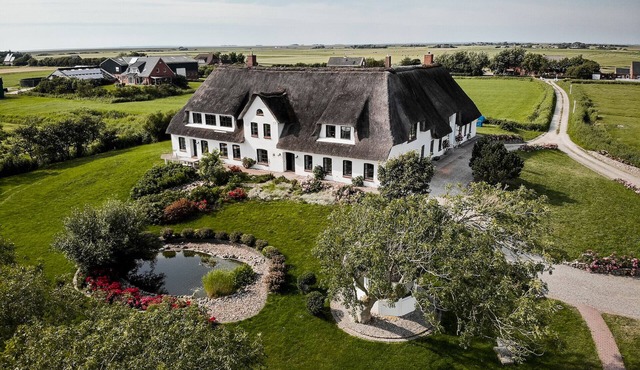 Rickmer’s Hoff Grand Cottage | Sauna, Kamin & Reetdach in Pellworm