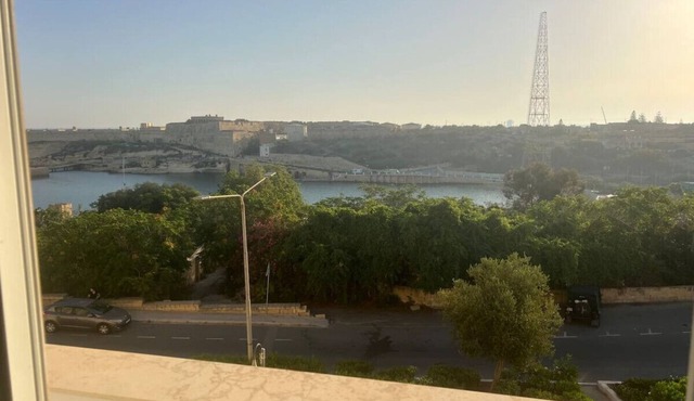 Rinella Beach House: Charming Coastal Retreat in Kalkara in Il-Kalkara