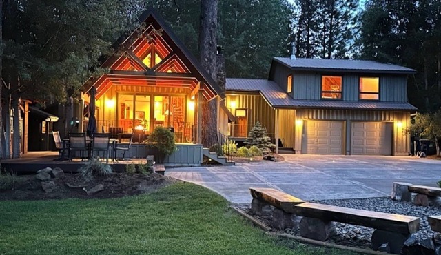 Riverfront Home near Sunriver w/hot tub and 2 firepits in sunriver