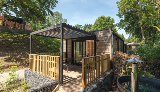 Romantic tiny house with private hot tub in the Luxembourg forest in Tandel
