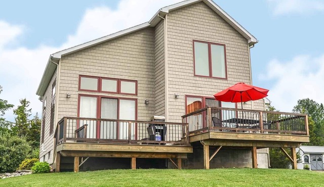 Seneca Knoll:"Gorgeous Custom-built Home with Seneca Lake Views" in Romulus