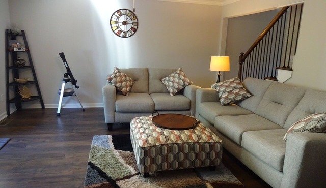 Serene Luxury Condo! Low rent! High Speed WiFi! 2King Beds! Walk to Downtown! in Helen
