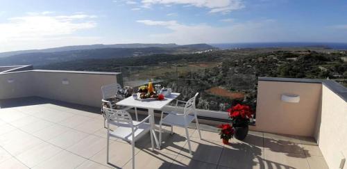 Southridge PH with jacuzzi, TOP views by Homely in Mellieħa
