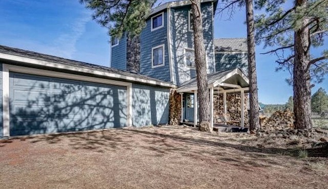 Spacious and Unique Cottage with a Treehouse in Williams, Arizona, Perfect for a Family-Friendly Trip to the Grand Canyon in Williams