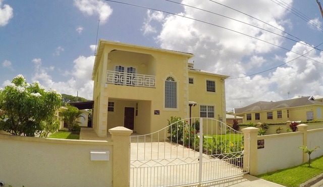 Spacious & Bright 5-bedroom house just a short walk to the beach!