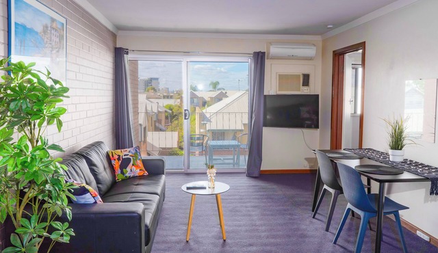 Spacious & Cosy self-contained 1 bedroom apartment in Rivervale